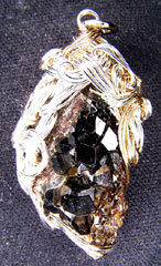 �A���h���_�C�g�E�K�[�l�b�g�N���X�^�[�y���_���g